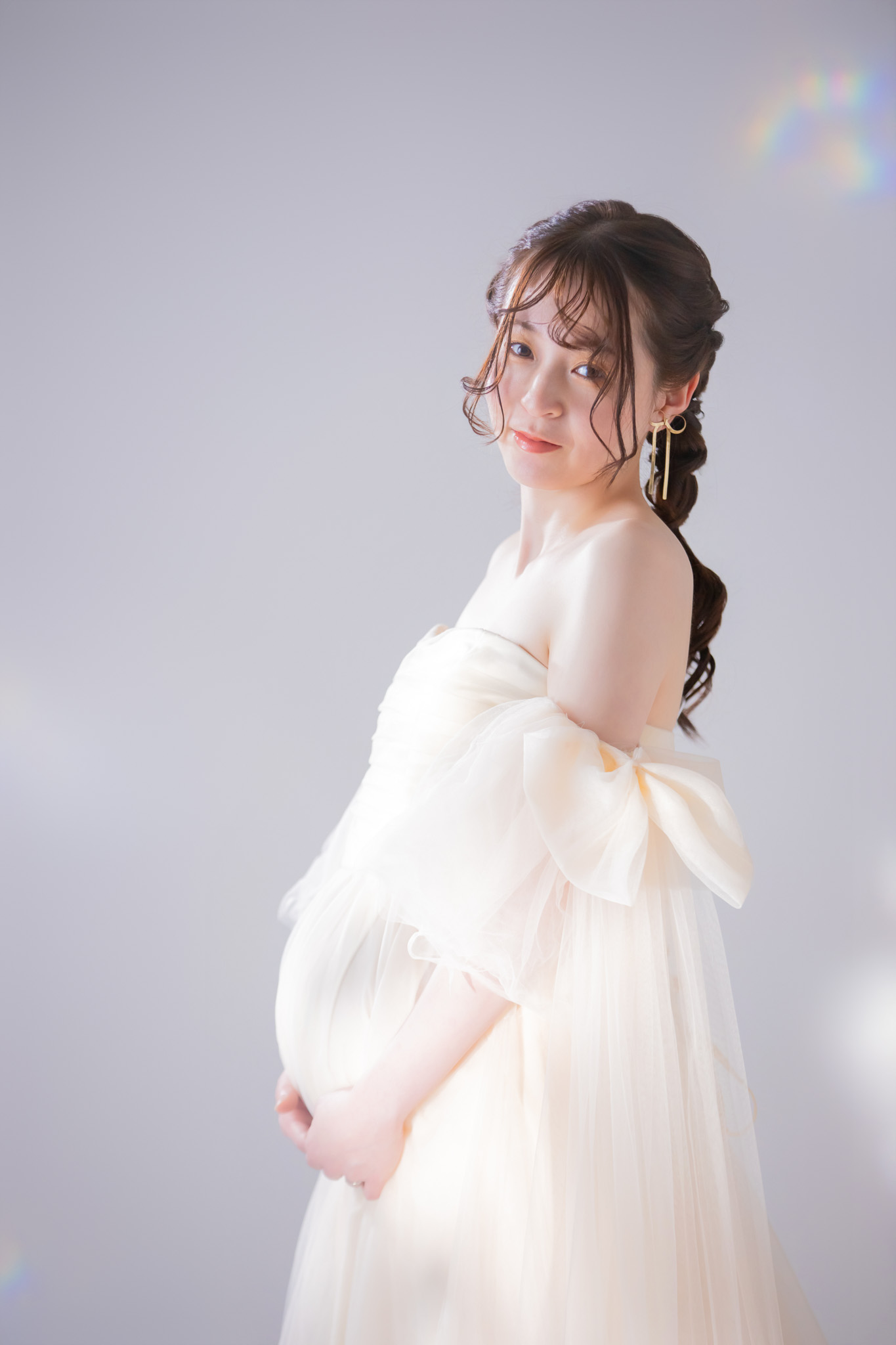 やさしさと透明感をまとう、ドリーミーな純白ドレス─マタニティフォト